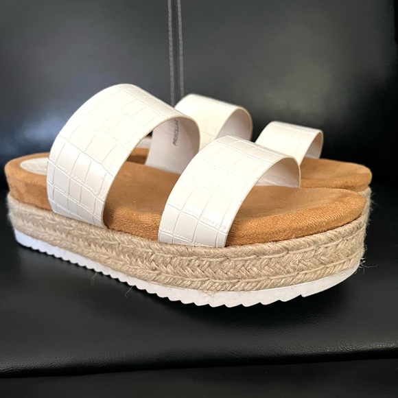 Ladies White Wedge Shoes Size 7.5 - Picture 5 of 8